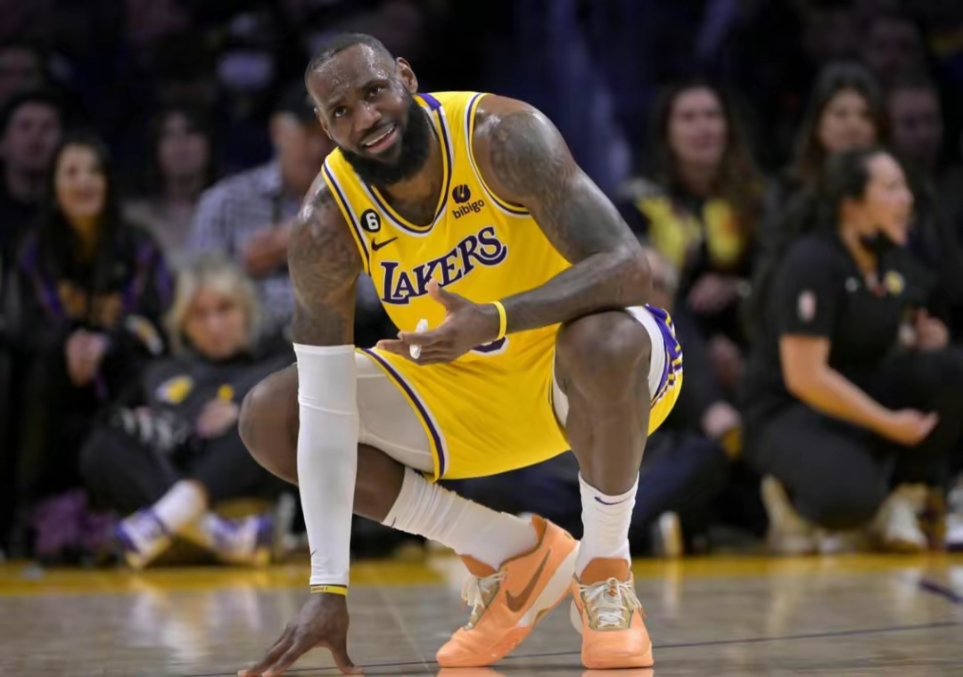 HTH-詹姆斯在独行侠比赛中重返赛场,持续失利引发热议!比赛高潮迭起的简单介绍-HTH